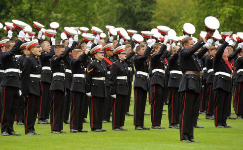 Le duc d’Edimbourg à la parade des cadets de la marine