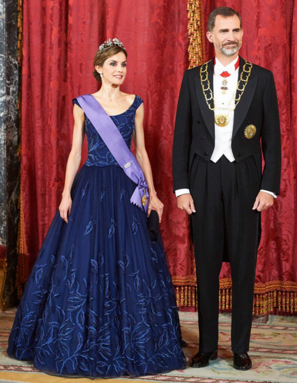 Letizia-d-Espagne-et-le-roi-Felipe-VI-sur-le-31_portrait_w674