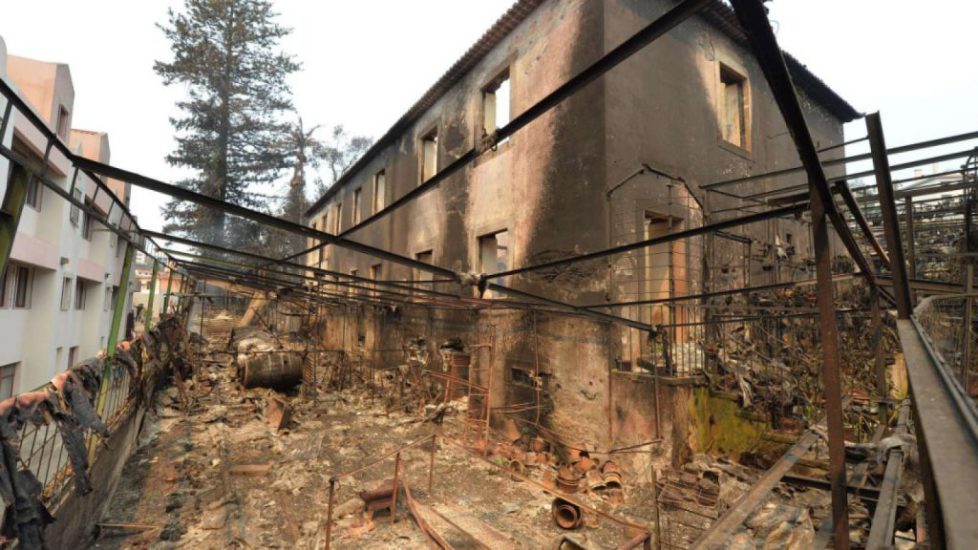 Eine-Feuerruine-in-Funchal-Braende-zerstoerten-hier-rund-200-Haeuser-drei-Menschen-kamen-ums-Leben