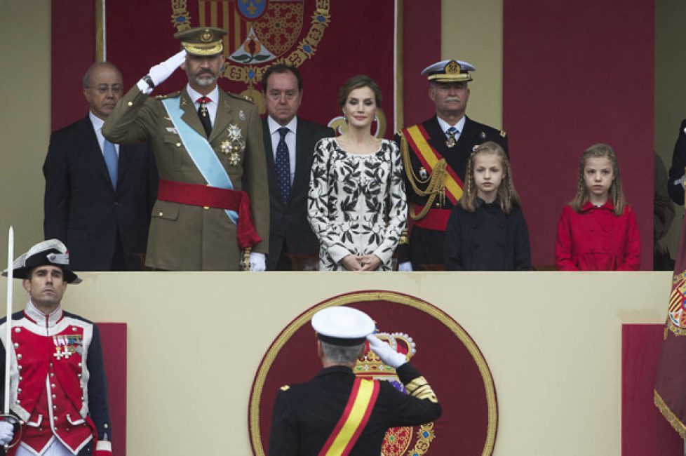 spanishroyalsattendnationaldaymilitaryd81-ojv_bobl