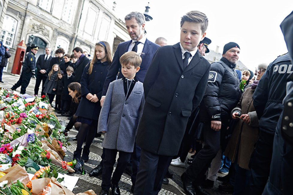 prince-frederik-and-children-mourn-prince-henrik-z