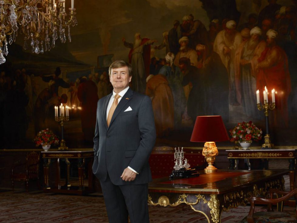 koning-willem-alexander-in-mozeszaal---2018---erwin-olaf---liggend