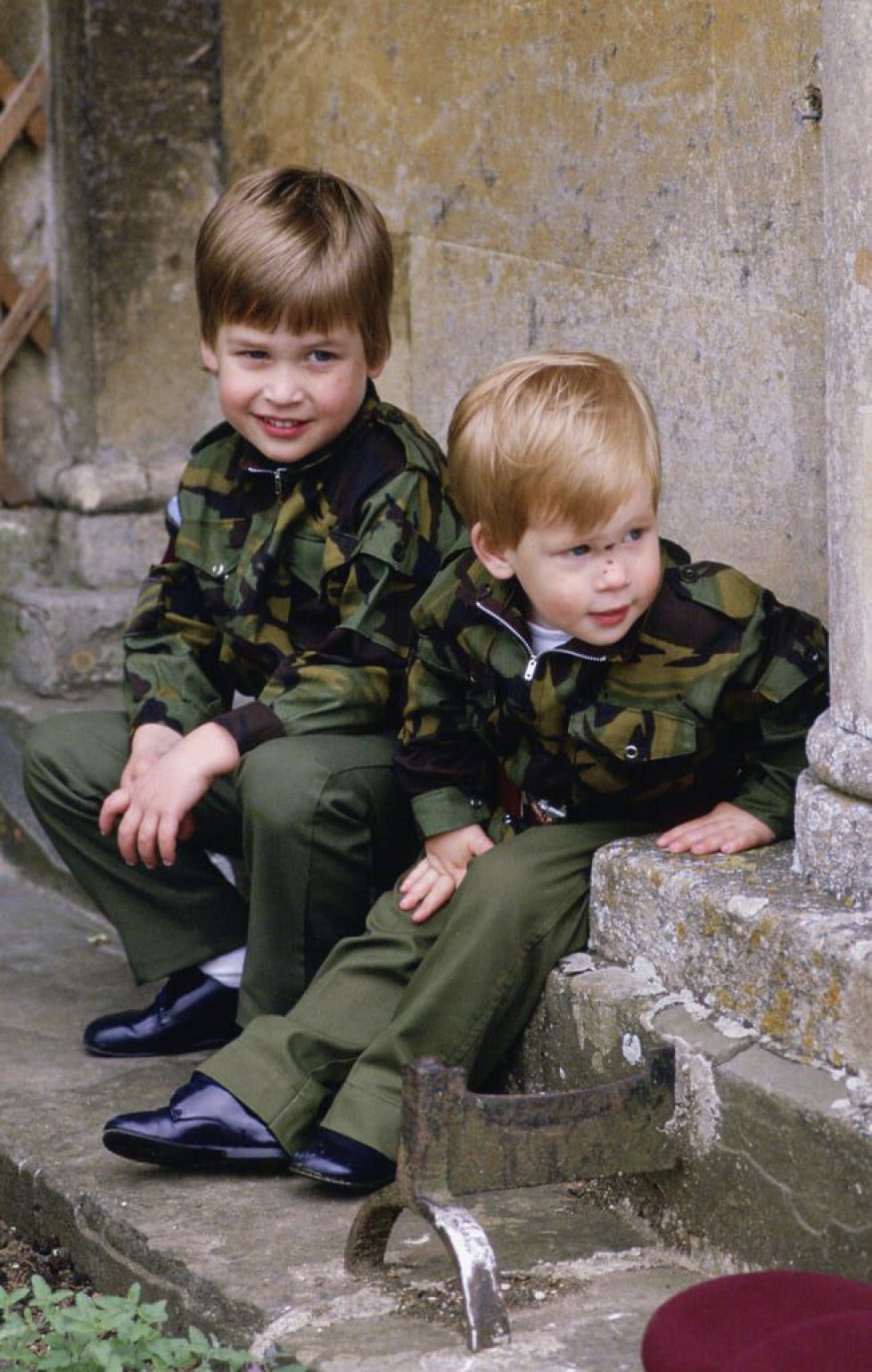 boys-wore-matching-army-uniforms-steps-Highgrove-House