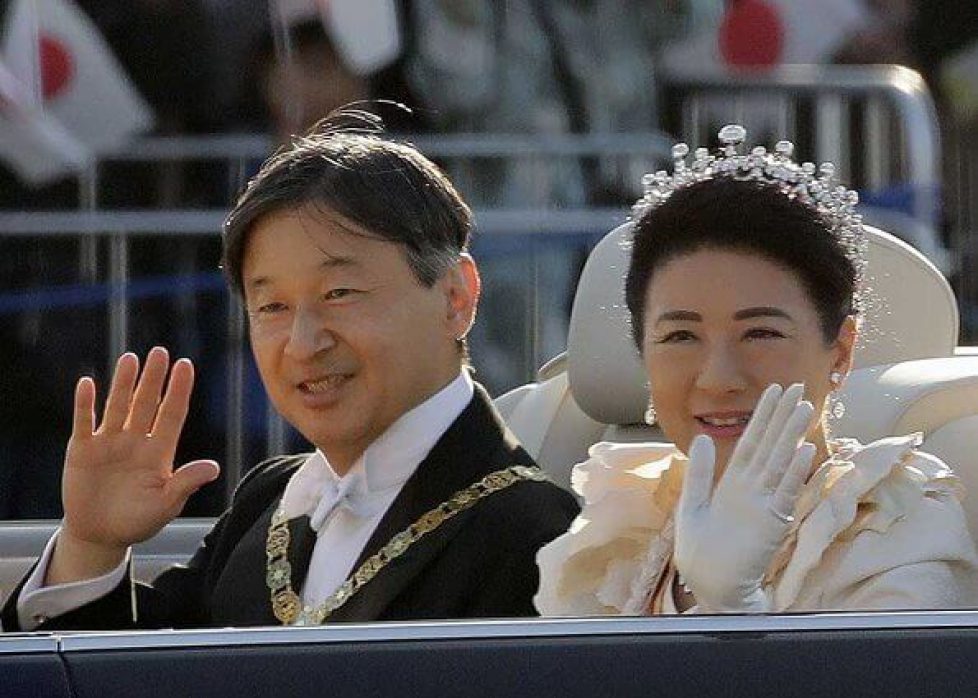 Masako-wedding-dress-and-tiara-10