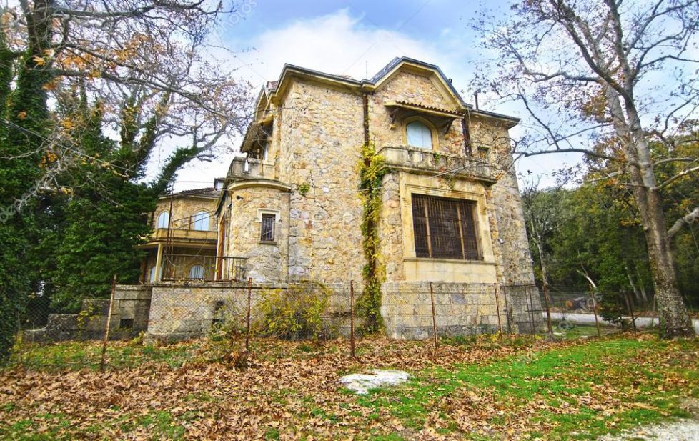 depositphotos_104230138-stock-photo-abandoned-house-of-tatoi-palace