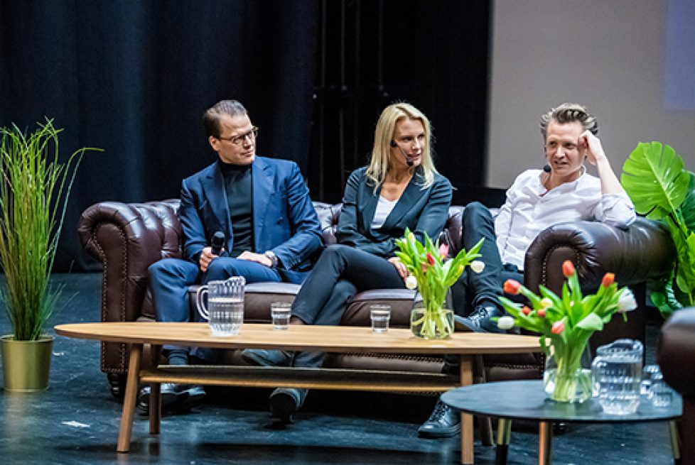 Prince Daniel in Haparanda talking to kids