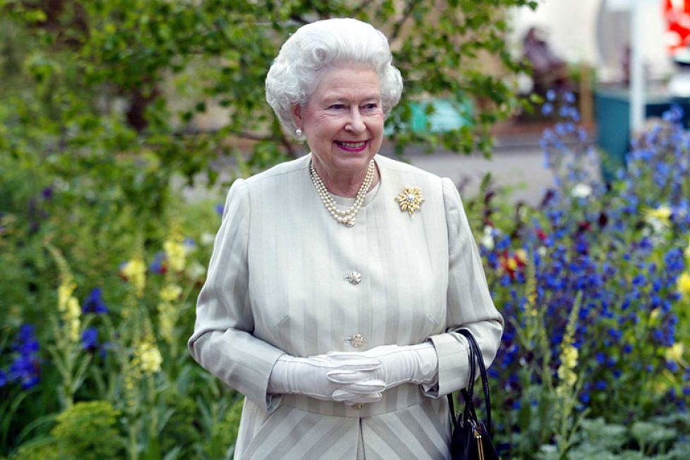 the-queen-at-the-chelsea-flower-show-in-2003-136380643008402601-130515113040