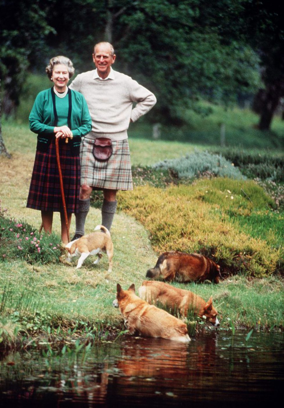 Inside-the-Fabulous-Life-of-Queen-Elizabeth-II-Corgis