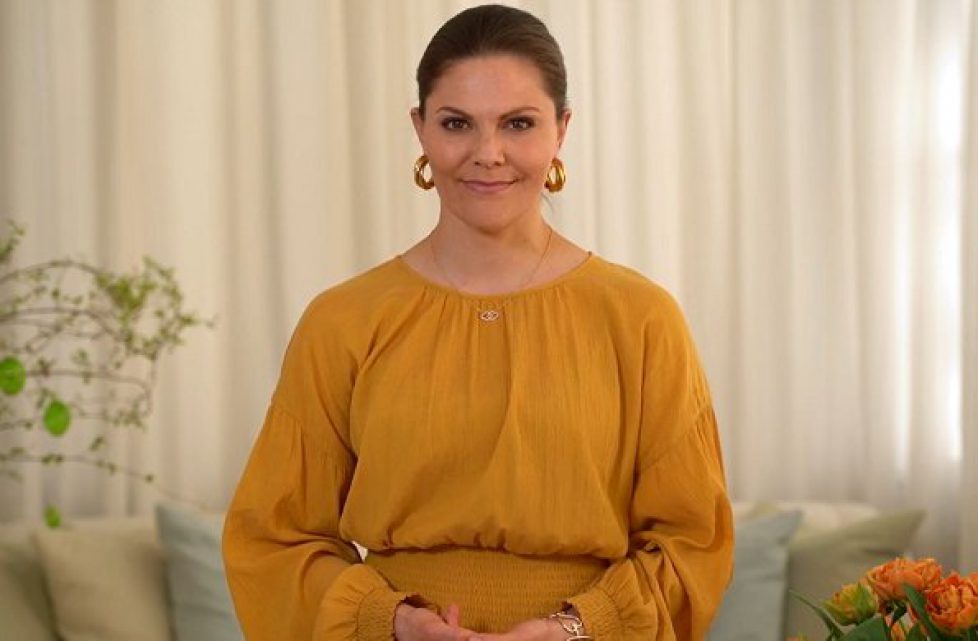 crown-princess-victoria-in-rodebjer-yellow-dress-1