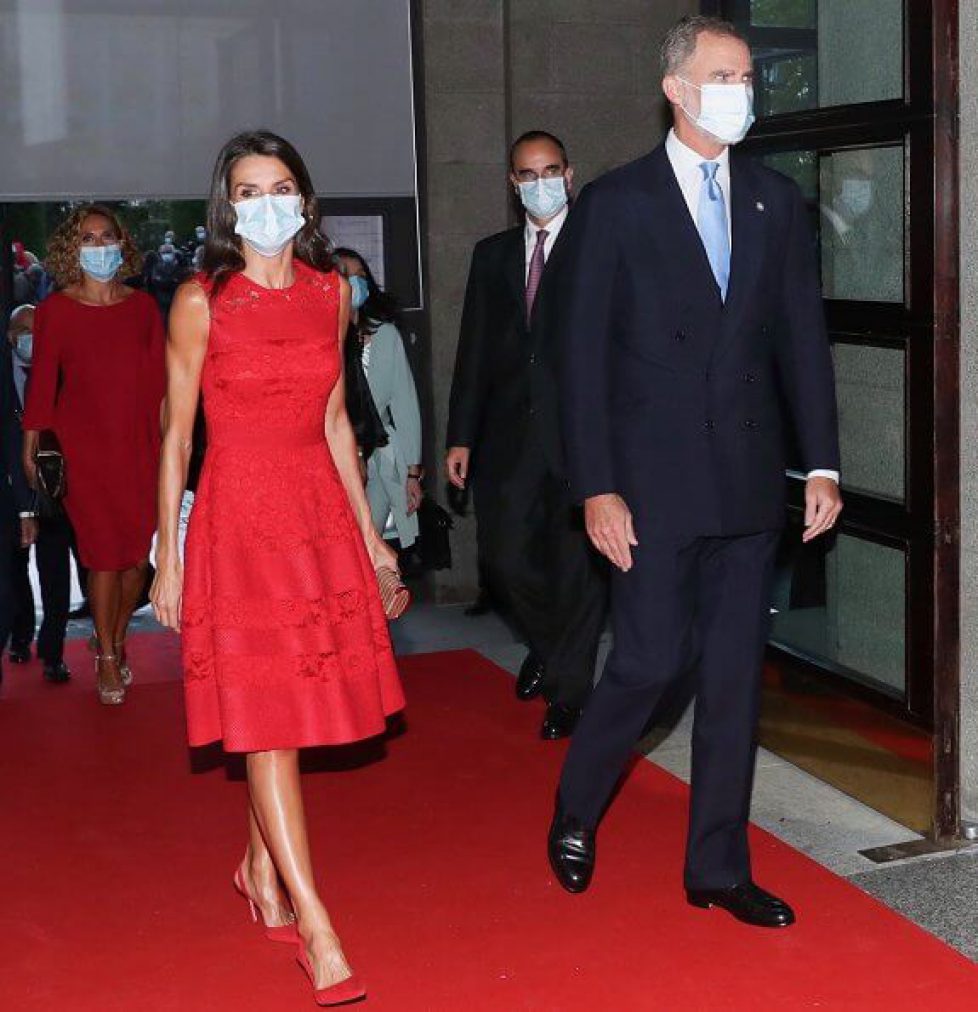 queen-letizia-in-carolina-herrera-red-dress-7