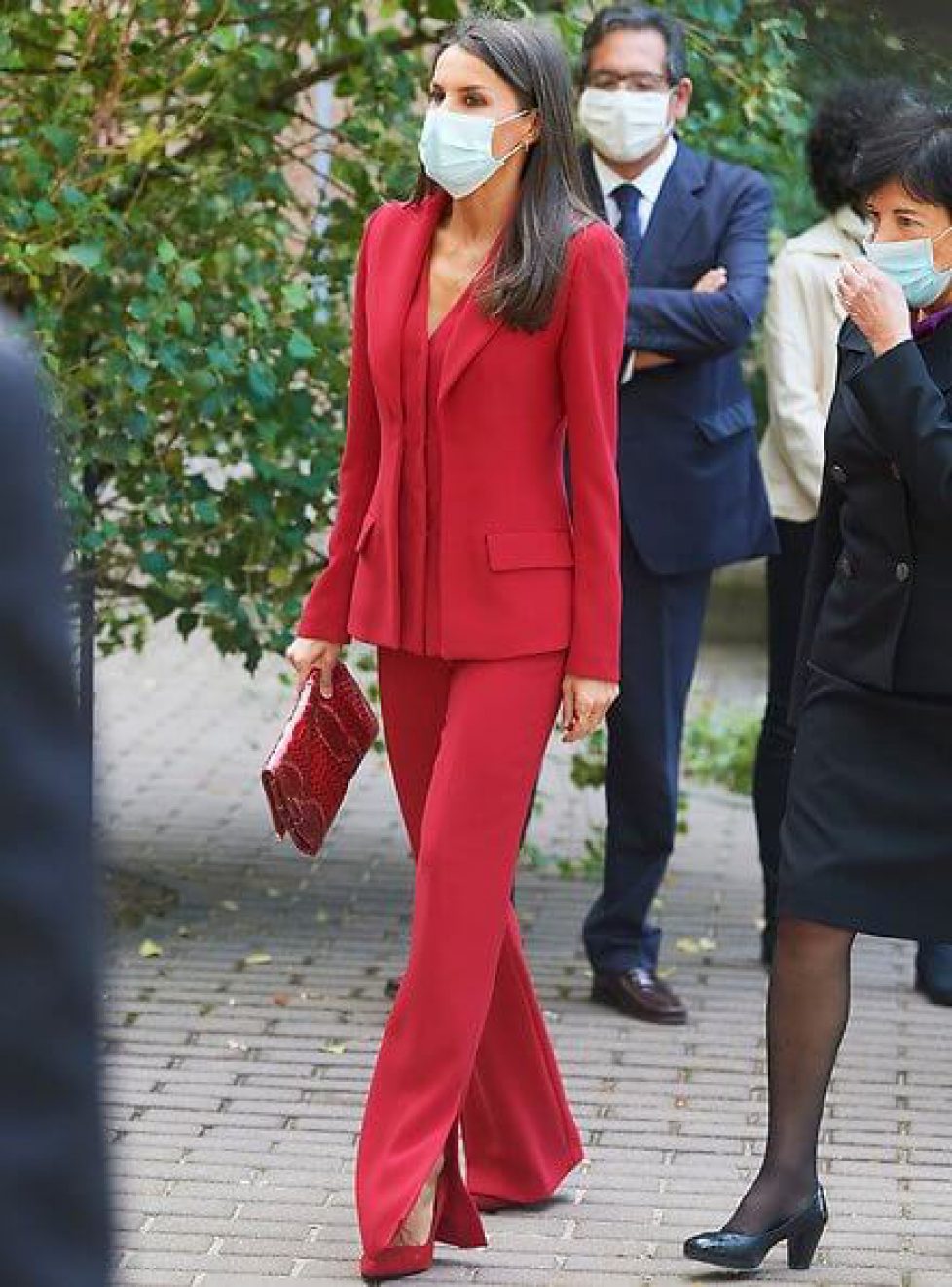 queen-letizia-in-Roberto-Torretta-suit-6