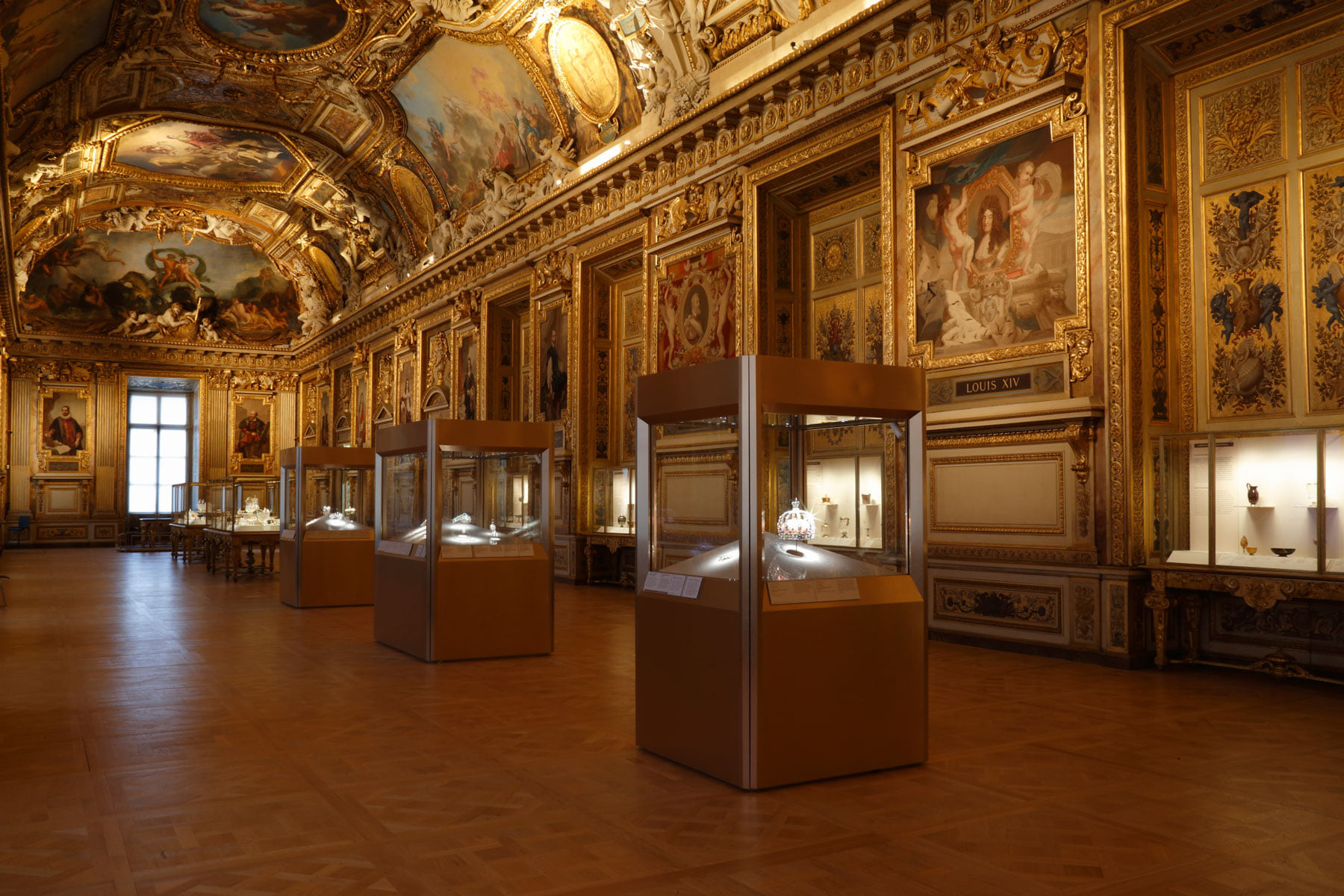 Les joyaux de la galerie d’Apollon au Louvre – Noblesse & Royautés