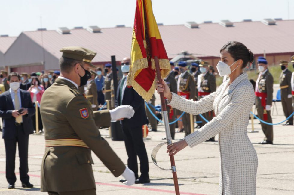 reina_entrega_bandera_acavie_20210507_08