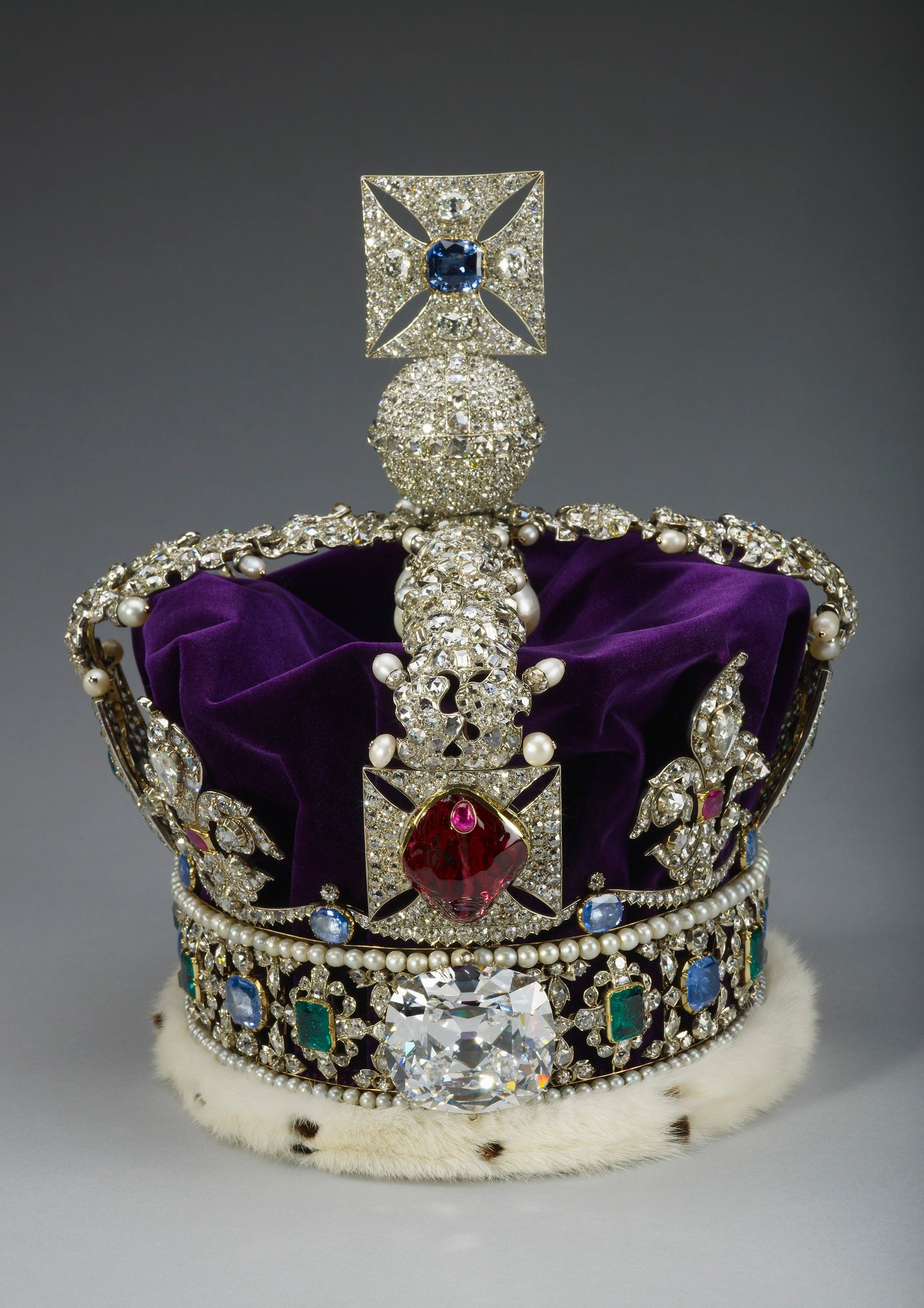 les-2-898-diamants-de-la-couronne-de-sacre-d-elizabeth-ii-noblesse