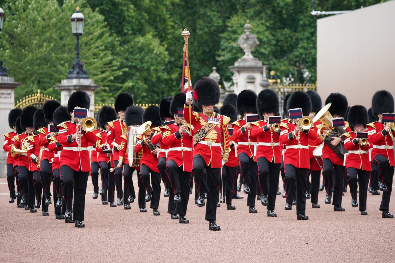 Le Retour De La Relève De La Garde à Buckingham – Noblesse & Royautés