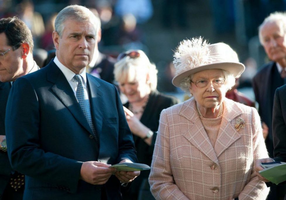 Scandale-royal-le-prince-Andrew-de-fils-adore-d-Elizabeth-II-a-trouble-fete-de-Buckingham