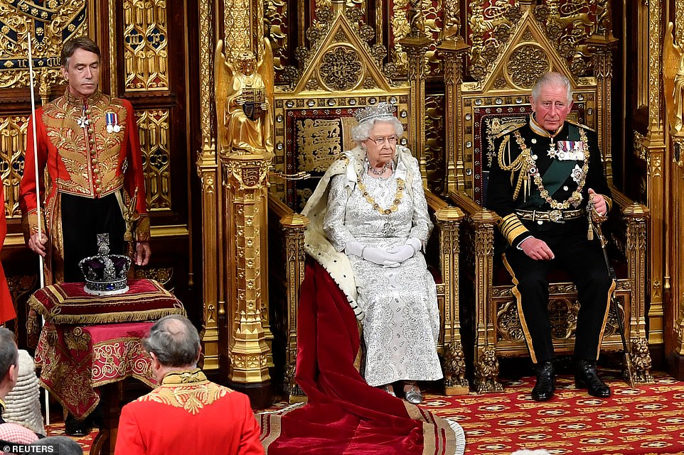 Royaume-Uni : La reine sans sa couronne habituelle lors du discours  d'ouverture de la session parlementaire