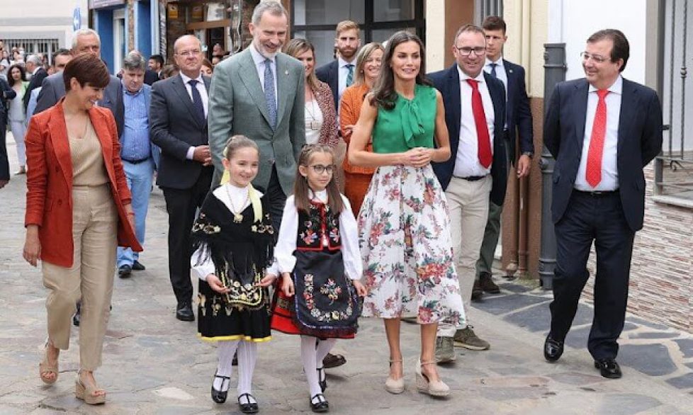 letizia-in-carolina-herrera-green-blouse-and-matitos-girasol-skirt-6