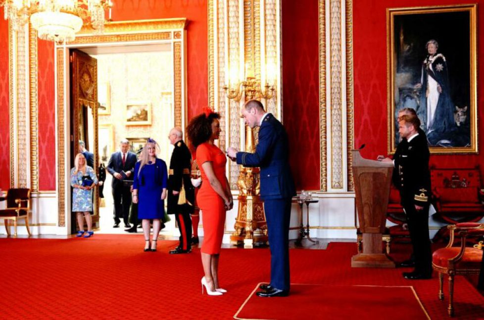 palais-buckingham-investiture-mel-b-spice-girl-768x509