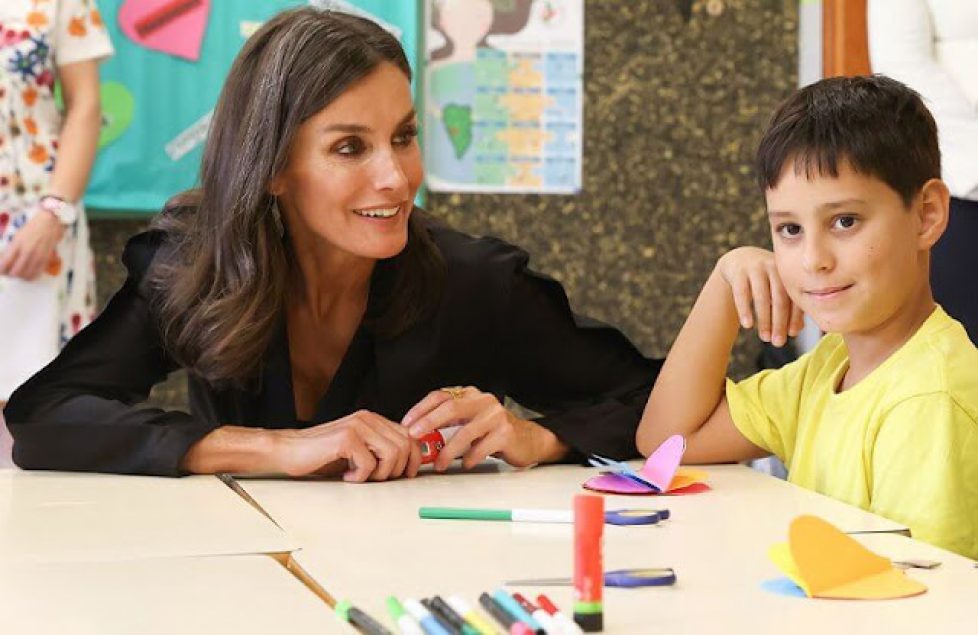 queen-letizia-in-massimo-dutti-skirt-4