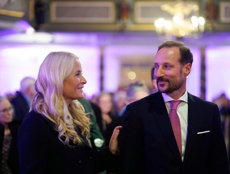 Haakon et Mette Marit de Norvège aux 75 ans du service durgence de l