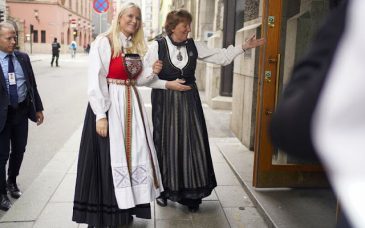 crown-princess-mette-marit-in-her-hardangerbunad-2