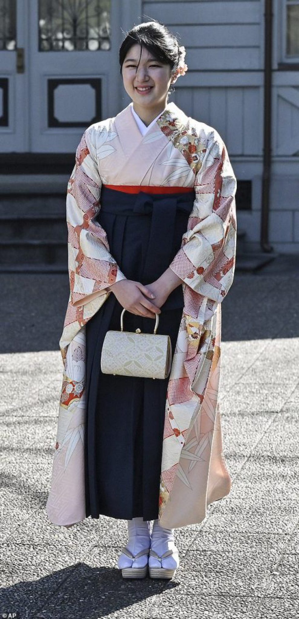 82672637-13217673-Princess_Aiko_of_Japan_beamed_as_she_attended_her_graduation_cer-m-10_1710921555691