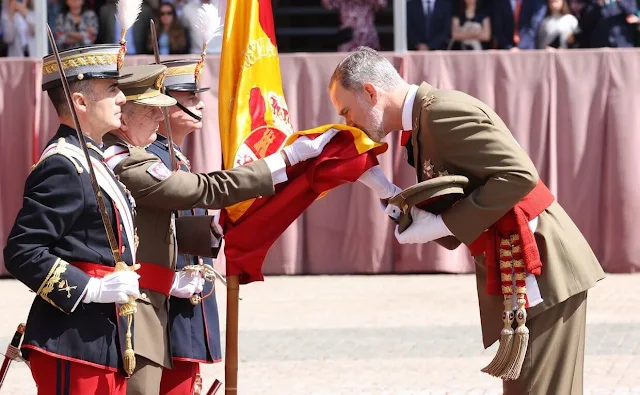 queen-letizia-letizia-hugo-boss-asmalla-blazer-suit-4