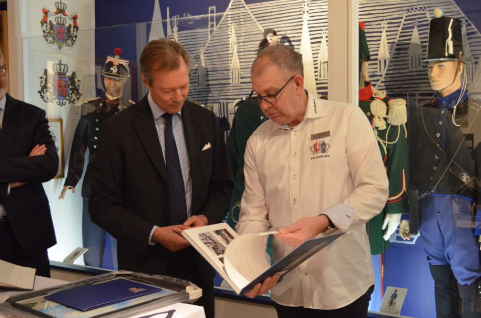 Henri De Luxembourg Visite Lexposition La Dynastie Nassau Weilburg Les Forces De Lordre