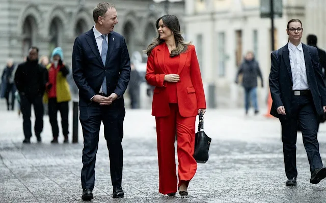 princess-sofia red-blazer-suit-2