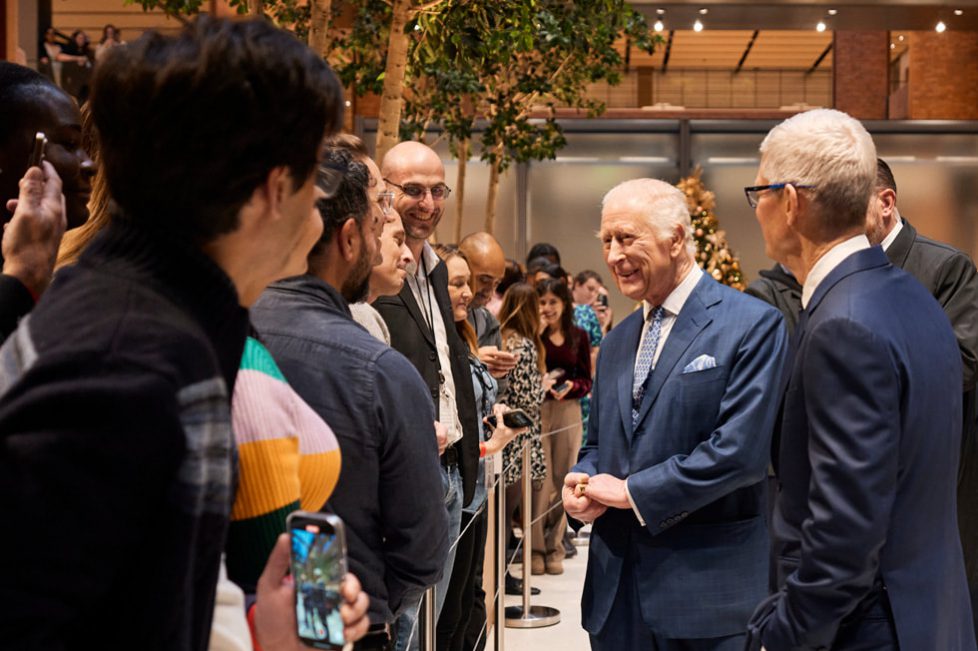 Apple-Battersea-community-impact-Tim-Cook-and-King-Charles-III-greeting-guests-01_big.jpg.large